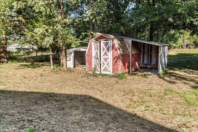 Building Photo - Home on 1 acre