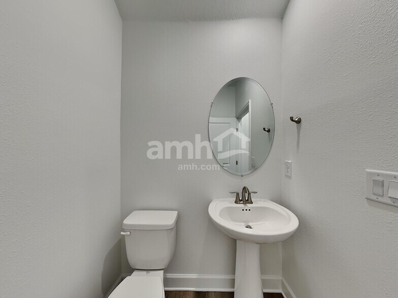 Building Photo - 5986 Pinewood Ests Dr