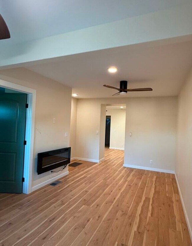 Building Photo - 2 bedroom 2 bath home close to downtown