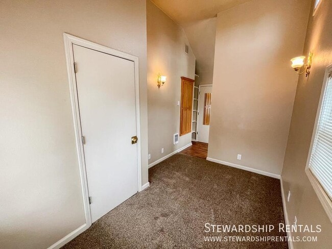 Building Photo - 1472 E 19th Ave