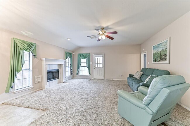 Building Photo - 404 Live Oak Ln