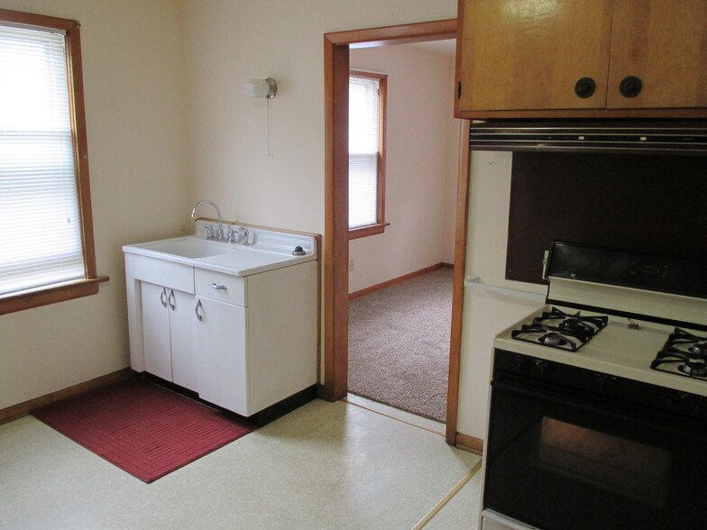 Building Photo - 826 Hess Ave
