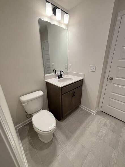 Building Photo - 607 Club View Way