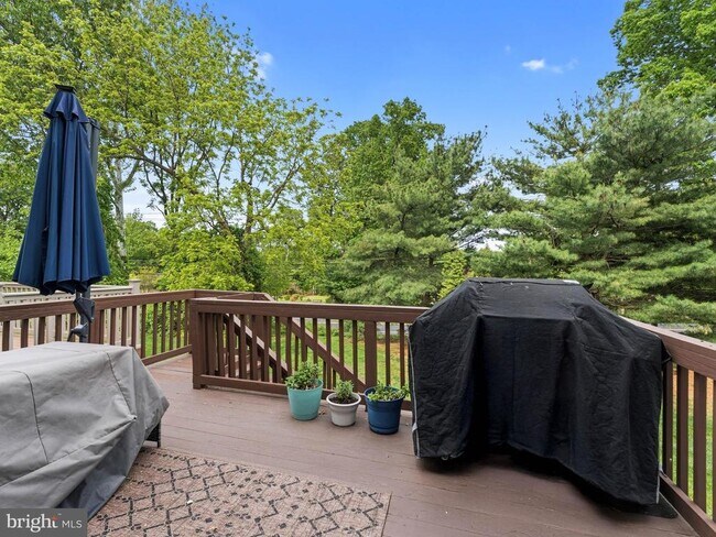 Building Photo - 8 Pinehurst Ct