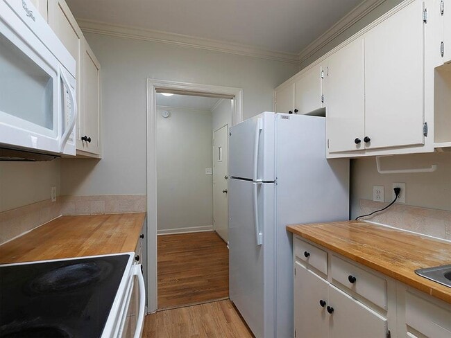 Building Photo - 438 Carriage Dr NE