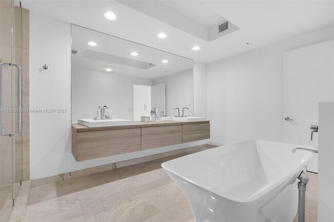 Building Photo - 17111 Biscayne Blvd