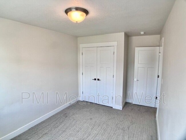 Building Photo - 269 E Ellen Ln