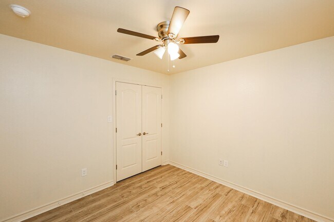 Building Photo - 9813 Sandhill Dr