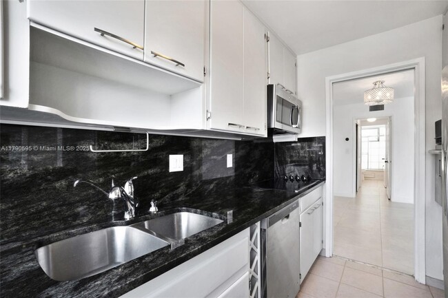 Building Photo - 180 Isle of Venice Dr