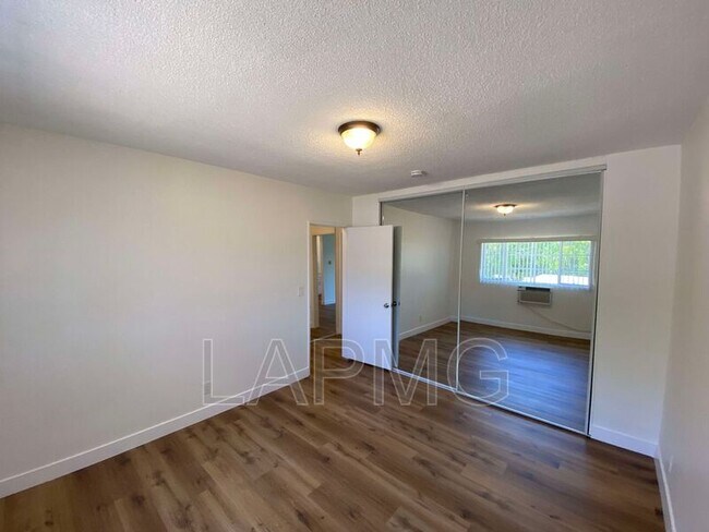 Building Photo - 233 N Hollywood Way