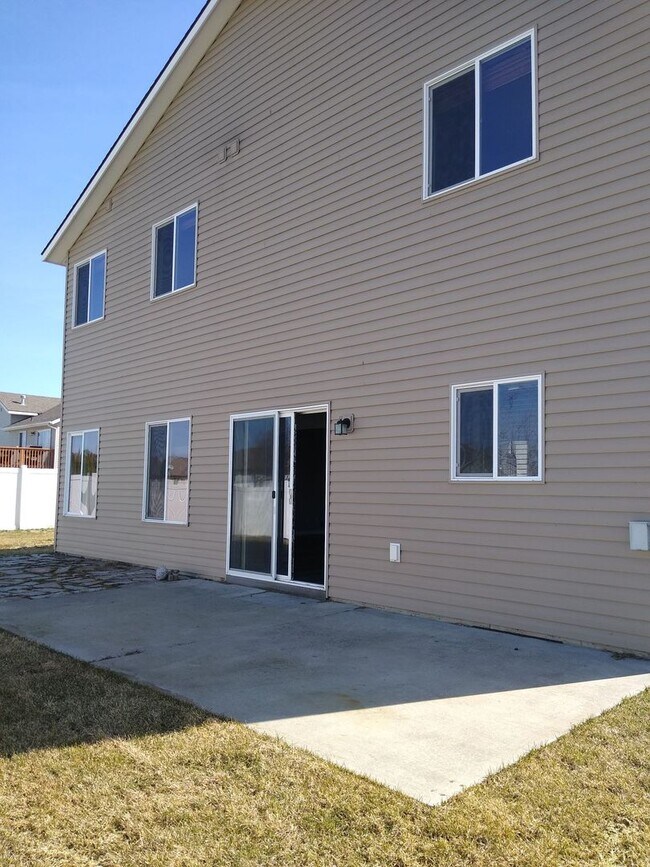 Building Photo - Beautiful 4 bedroom 3 bath home in the Landings!