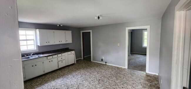 Building Photo - Charming 4 Bedroom House on Briant St