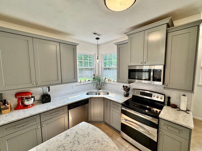 Building Photo - First-Time Rental! Available 08-07-26 - Fenced Yard, Pet Friendly, Attached 2-Car Garage!