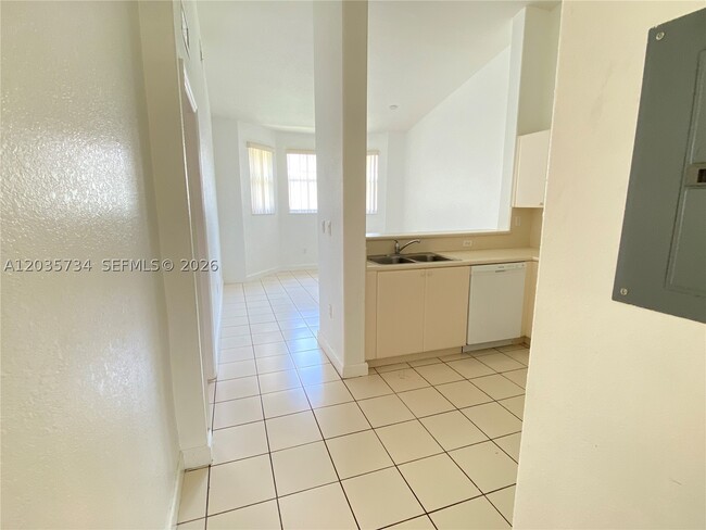 Building Photo - 1658 SE 28th Ct