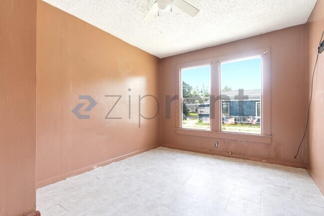 Building Photo - Unit