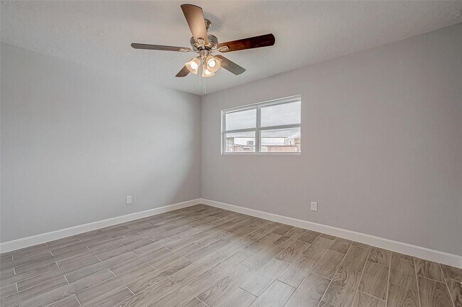 Building Photo - 300 Lane Dr