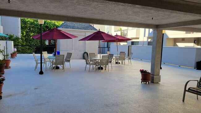 Building Photo - Spacious 1 Bedroom with great walking score