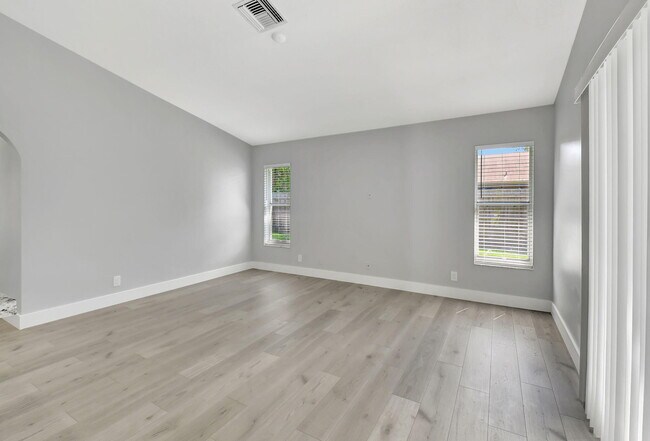 Building Photo - 915 Sunflower Ave