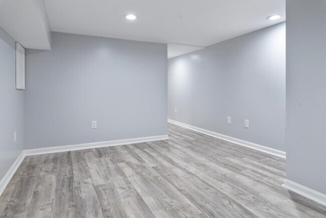 Building Photo - 525 S East Ave