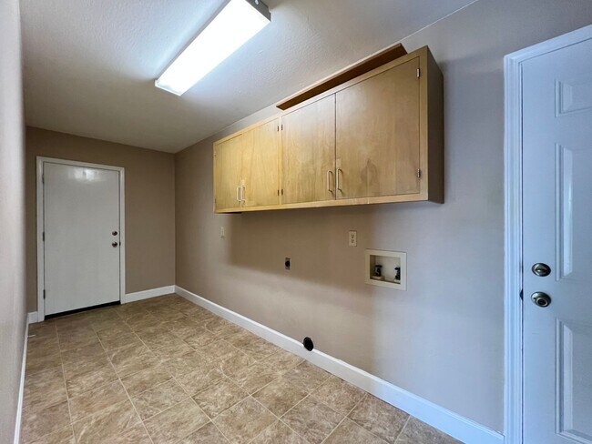 Building Photo - TENTATIVELY RENTED 3 Bedroom 2 Bathroom Na...