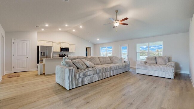 Building Photo - 6227 Pineapple DR