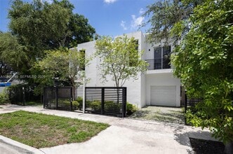 Building Photo - 3162 Plaza St