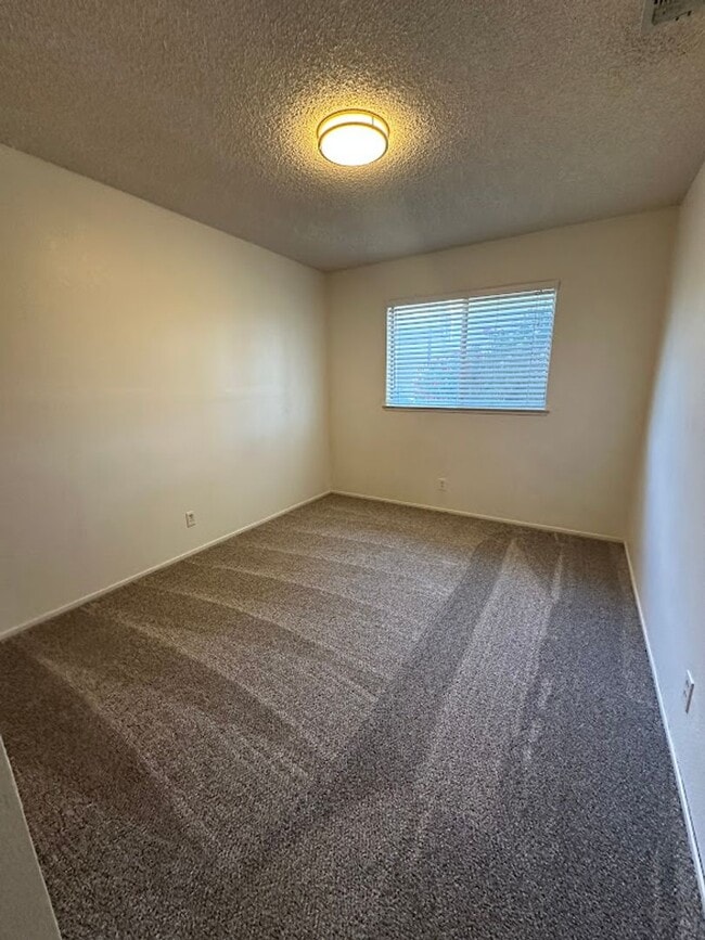 Building Photo - Well maintained home on 1.14 acres - Landscaping included!