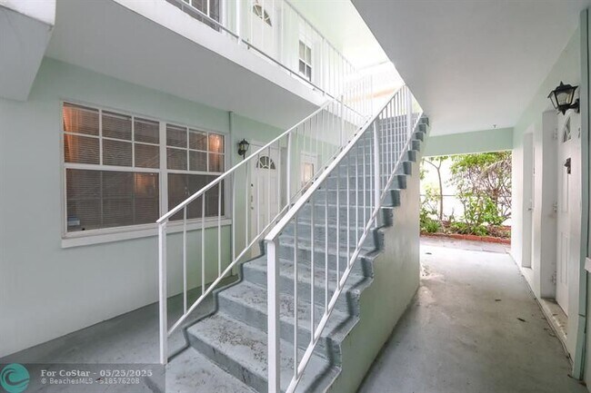 Building Photo - 2404 NE 33rd Ave