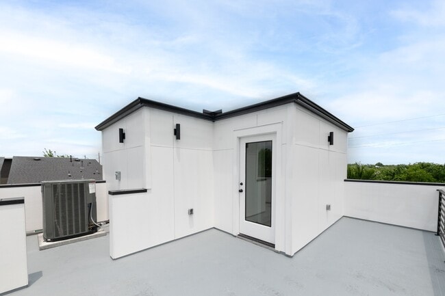 Building Photo - 3112 Live Oak St