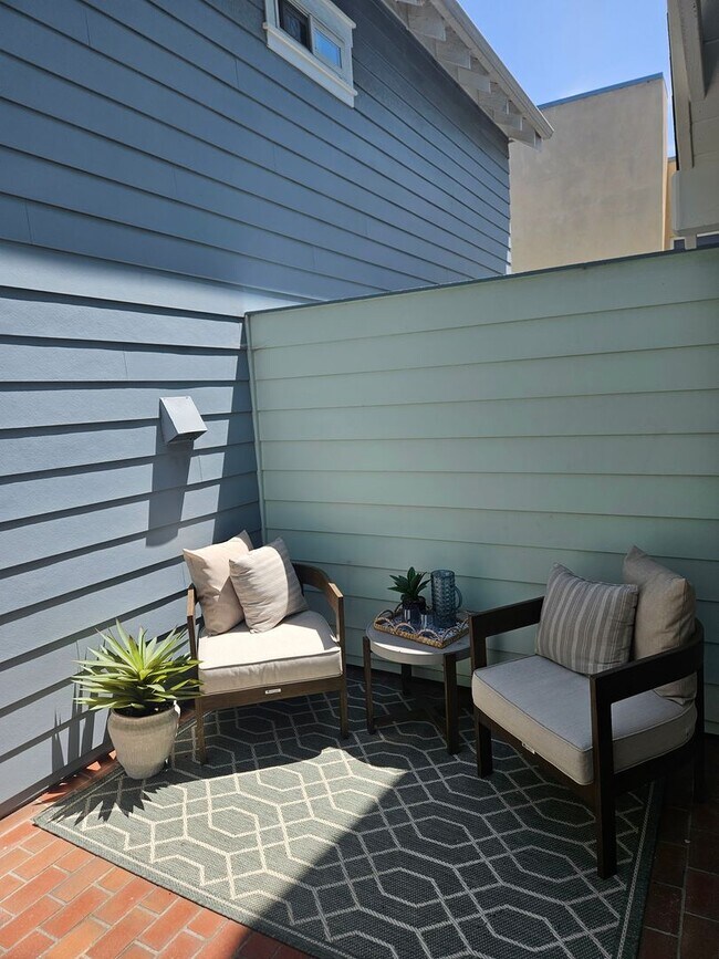 Building Photo - 3 Bedroom Plus Home with Roof Top Deck