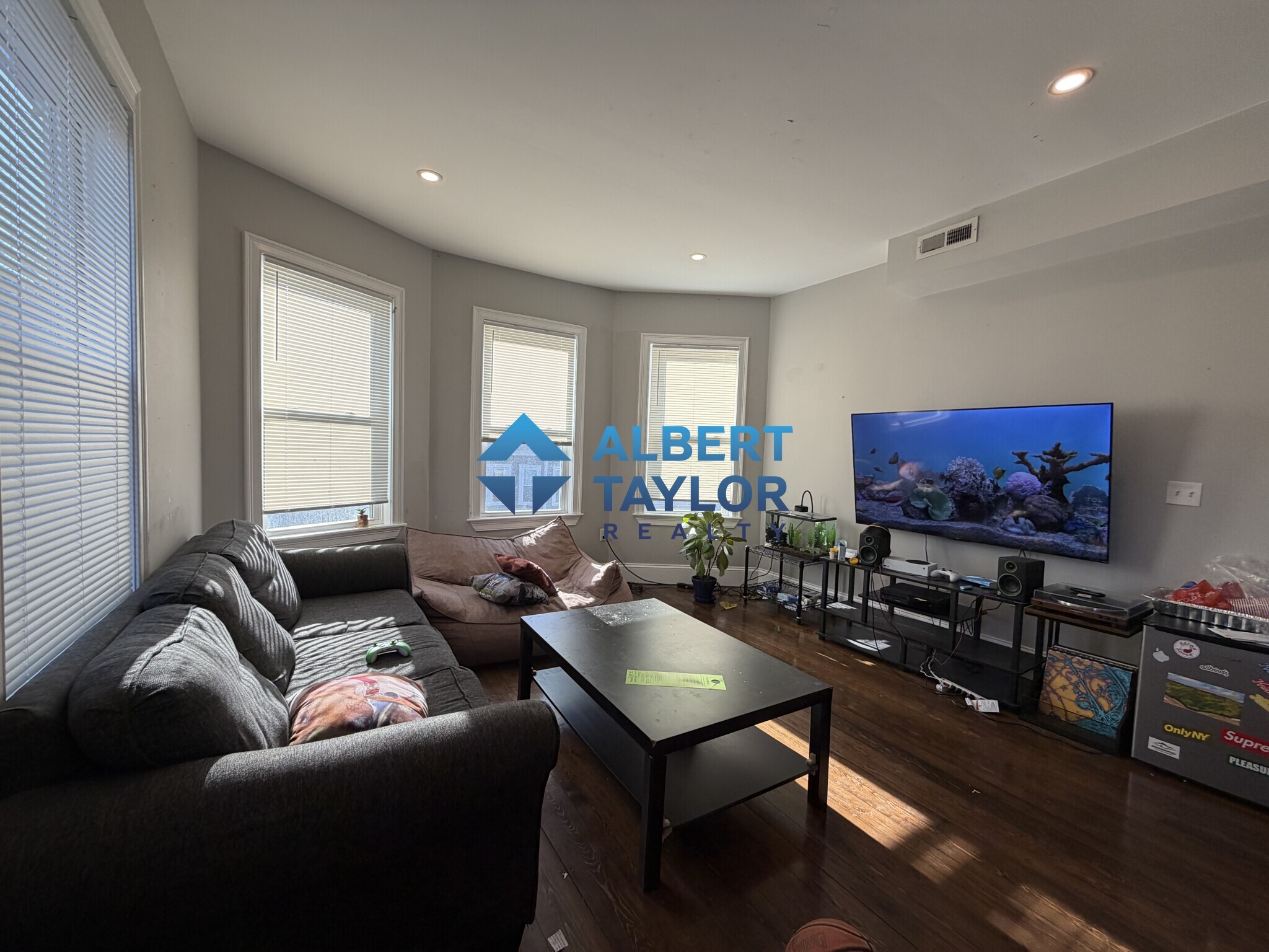 Building Photo - 71 Hillside St