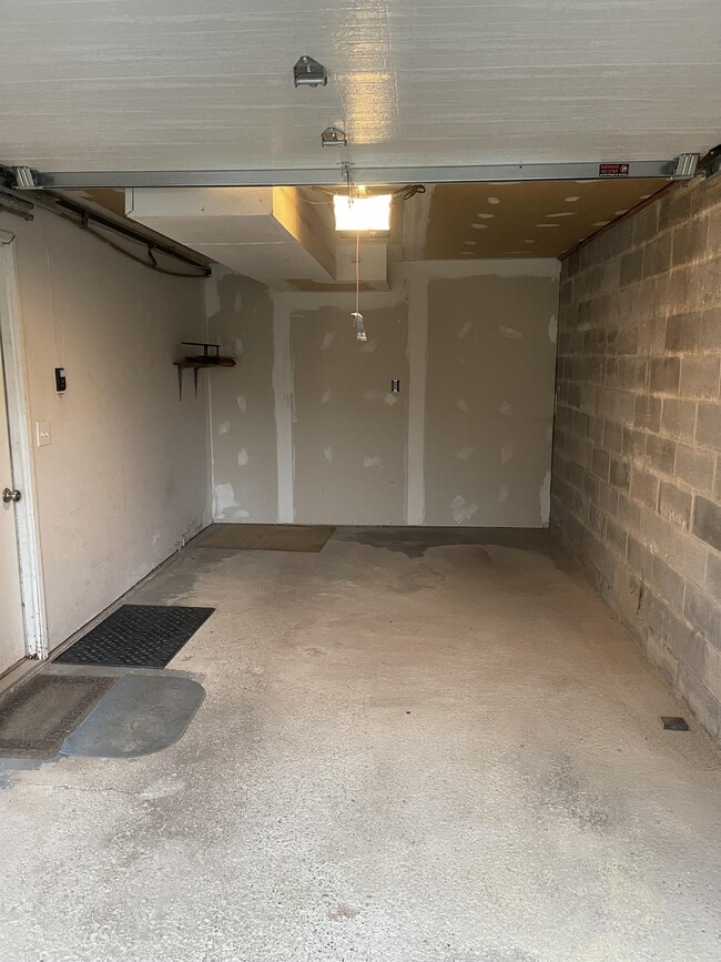 Building Photo - 119 Iron Oaks Cir