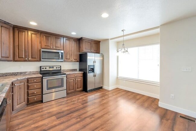Building Photo - Gorgeous Provo Townhome