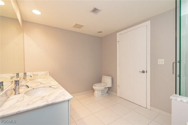 Building Photo - 3000 Oasis Grand Blvd