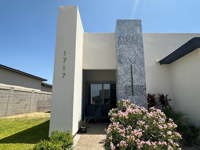 Building Photo - 1717 Fresnillo Dr