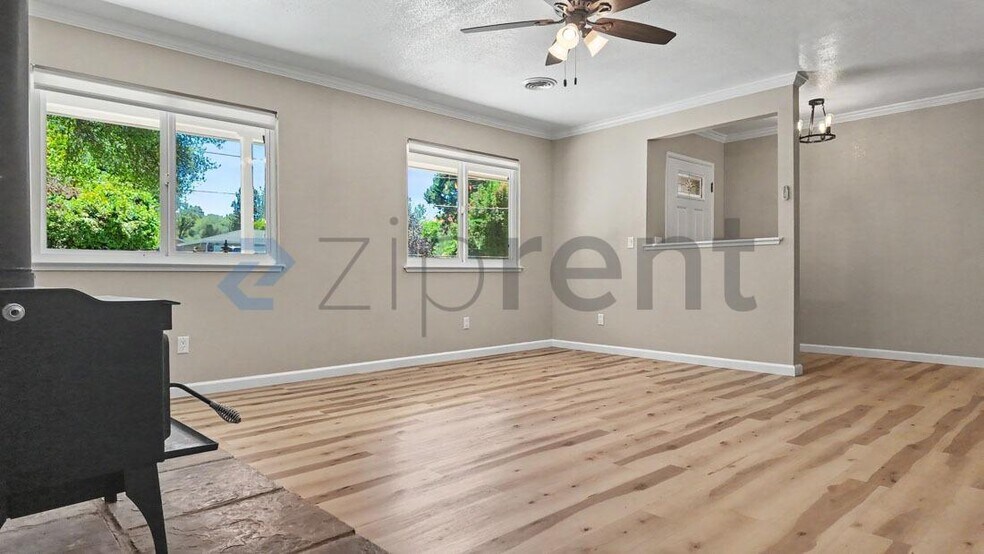 Building Photo - Unit