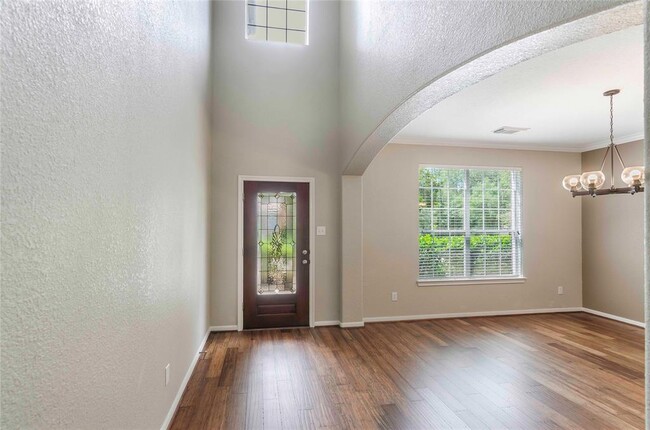 Building Photo - 6 Colewood Ct