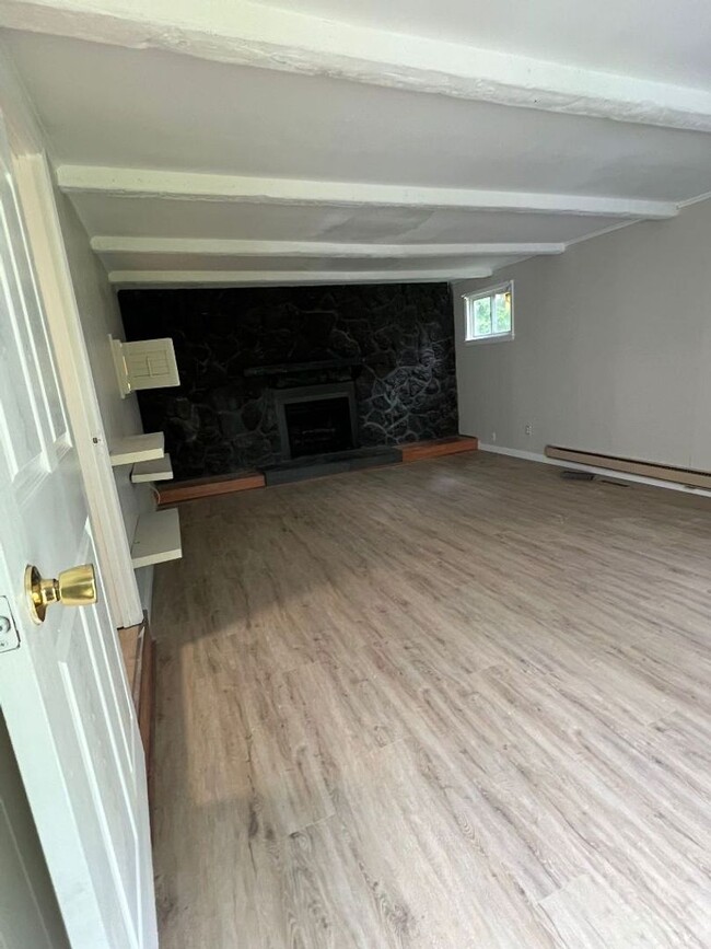 Building Photo - Spacious and Freshly Remodeled in Ritenour...