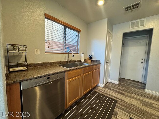 Building Photo - 9253 Valley Ranch Ave