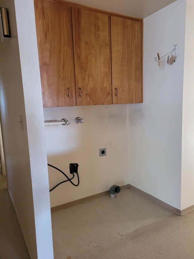 Building Photo - Large 3 Bedroom, 2 Bath Home