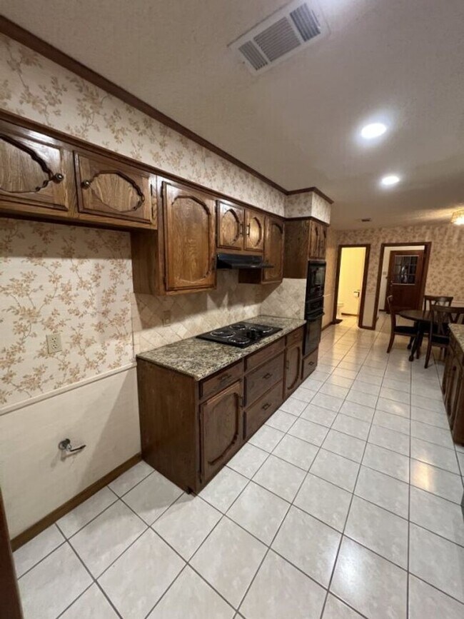 Building Photo - Spacious 4BR Brick Home with Office, Fireplace & Fenced Yard in Parkwood Terrace