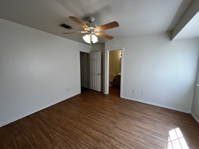 Building Photo - 125-127 Cedargrove