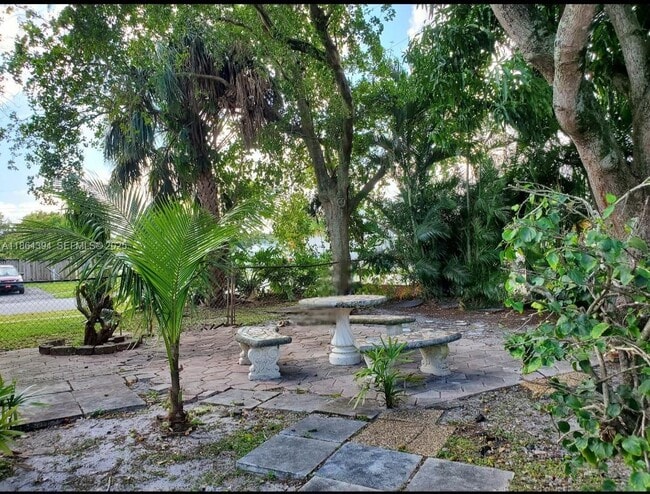 Building Photo - 502 N 70th Way