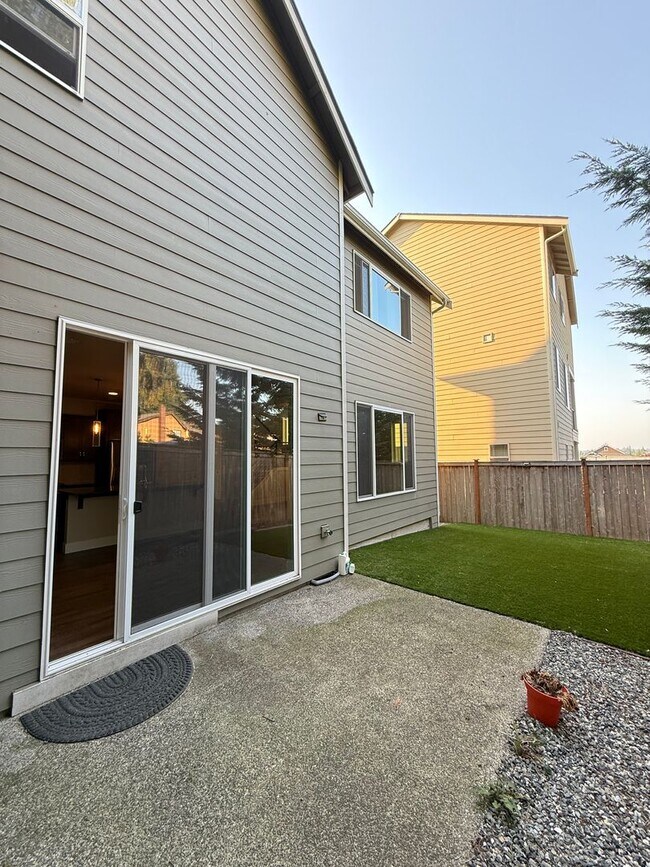 Building Photo - Modern 4 Bed, 3.5 Bath Lynnwood Home – Pri...