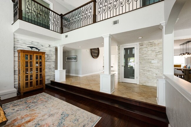 Building Photo - Waterfront Home