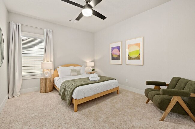 Building Photo - 913 NE Hts Ln