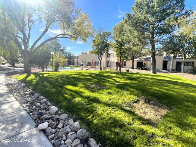 Building Photo - 3750 N Country Club Rd
