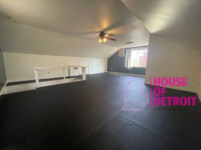 Building Photo - Summer Special~ 3 BEDROOM 1 BATH BUNGALOW ...
