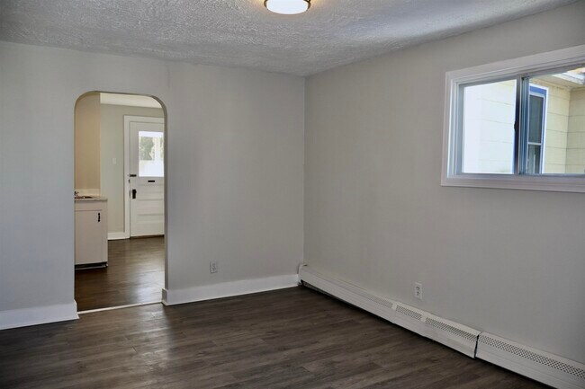 Building Photo - 39 Mead St