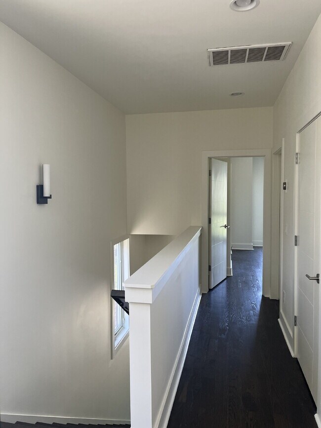 Building Photo - "Spacious Urban Living: 3-Bedroom Townhouse with 3.5 Baths in Nashville's Vibrant Core!" STUNNING...